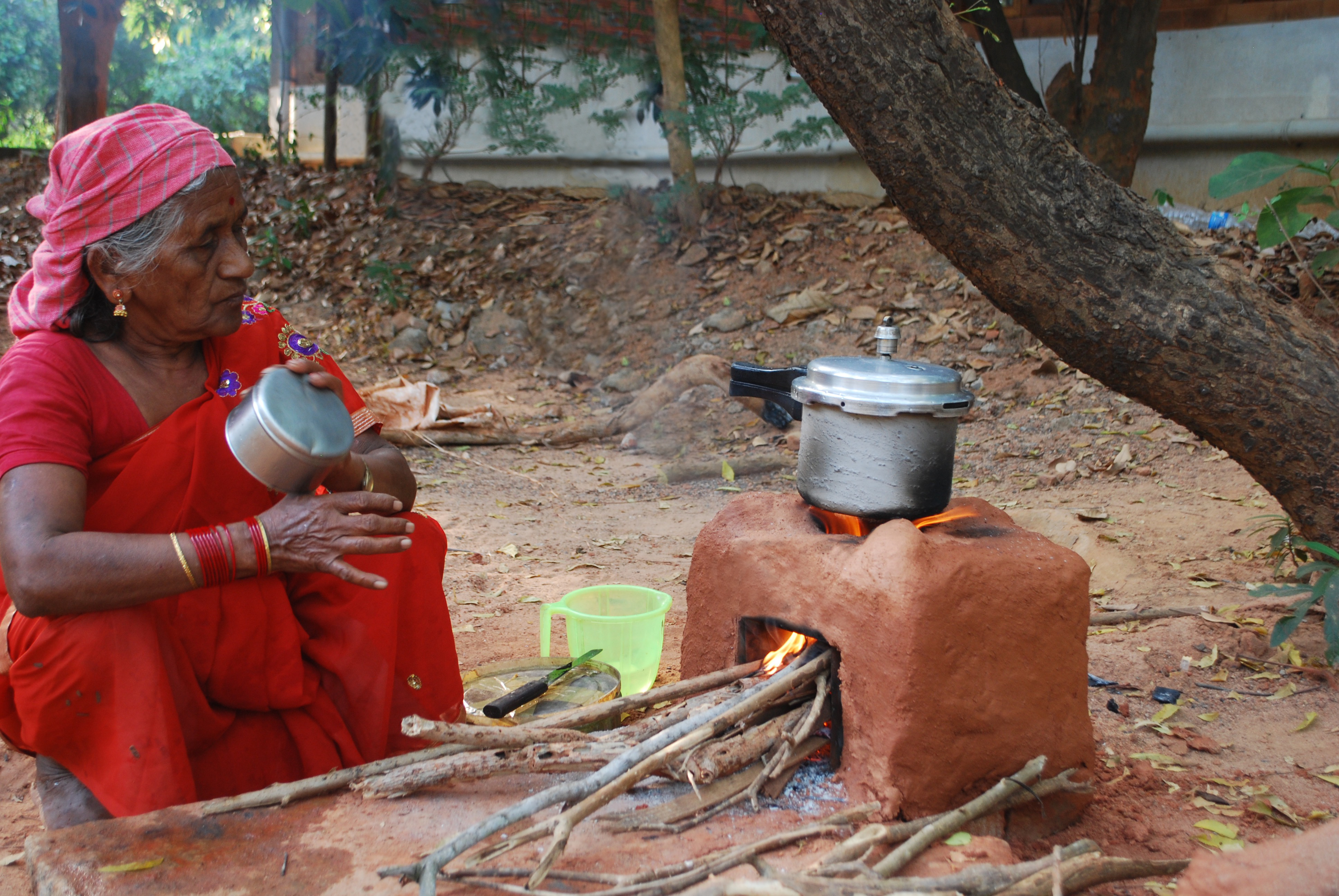 We developed this stove to be built into a kitchen as is traditional in many parts of India while incorporating the technological advantages of other Prakti stoves. 