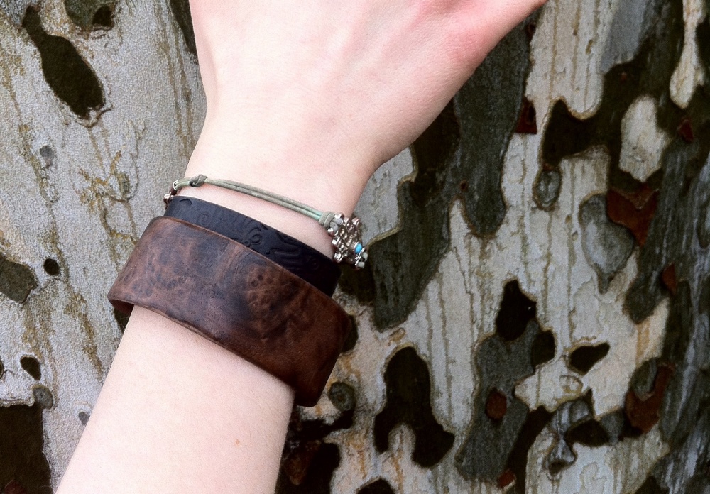 Bent veneer bracelet made out of scraps from glasses production.